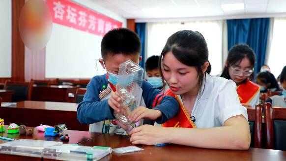 医学评估+爱心陪伴！潍坊大学生志愿者护航听障儿童健康成长