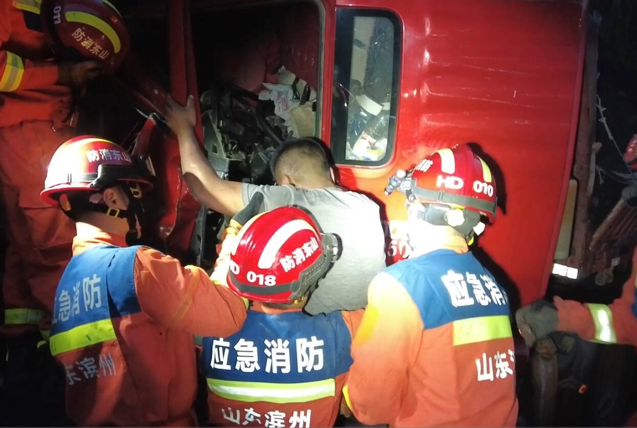 濱州：夜間兩半掛車追尾釀事故 駕駛室變形司機被困