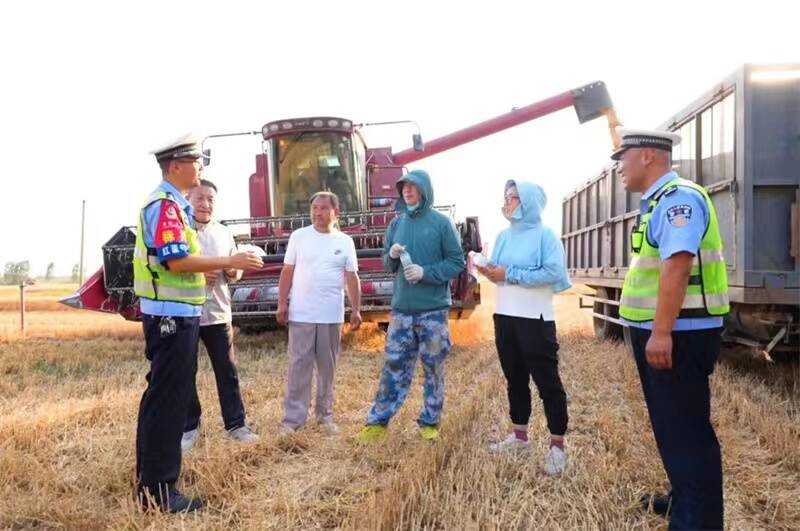 昌邑：三夏时节“警”相随 田间地头护“农”忙