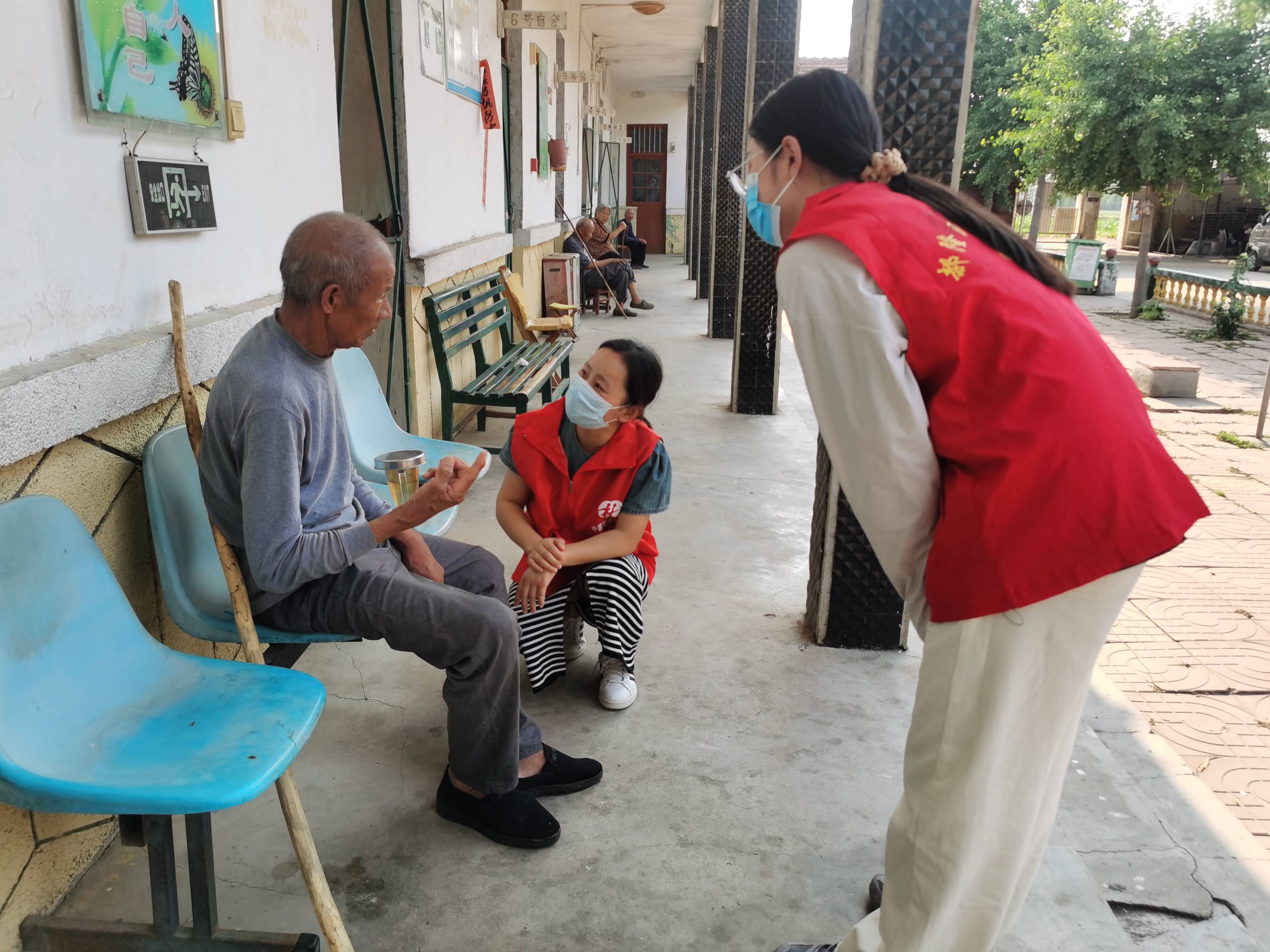 微山县两城镇组织开展粽香端午节情暖敬老院主题志愿服务活动