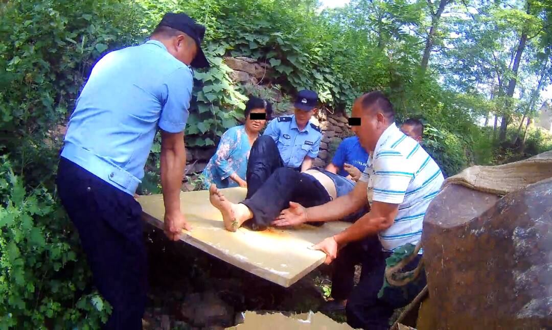 潍坊临朐：装载机翻下深沟司机被困 警民合力救援