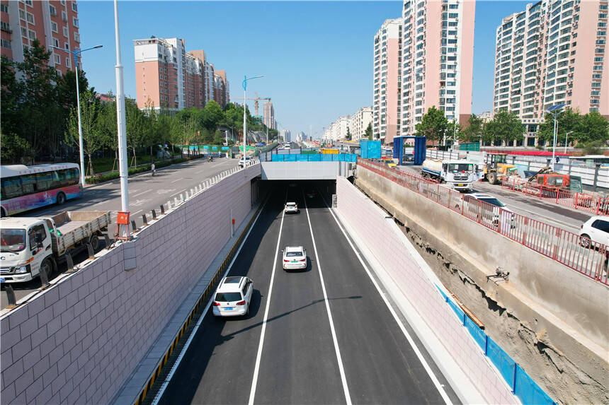 青島市遼陽路快速路（福-海段）地道段南半幅提前兩個月通車