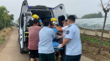 昌乐：男子左腿被卷入耕地机 消防员紧急救援