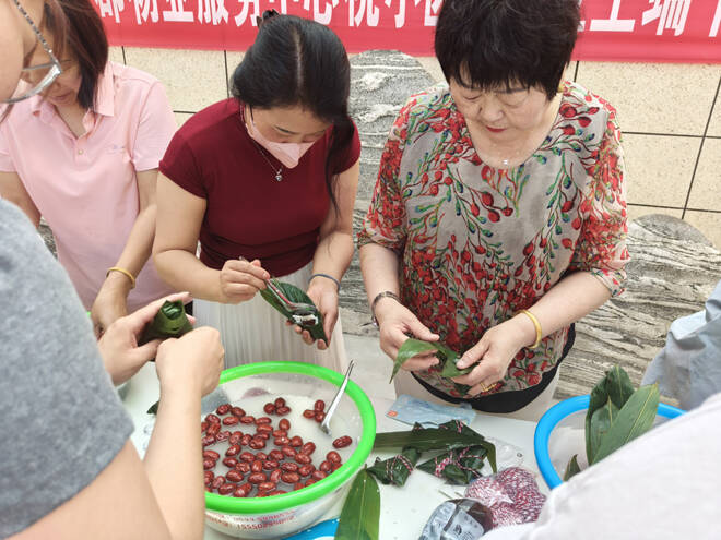 惠民何坊：濃情蜜粽送鄰里 多彩活動進社區