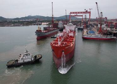 蓬莱出入境边防检查站高效助力五万吨级新造船舶出口通关