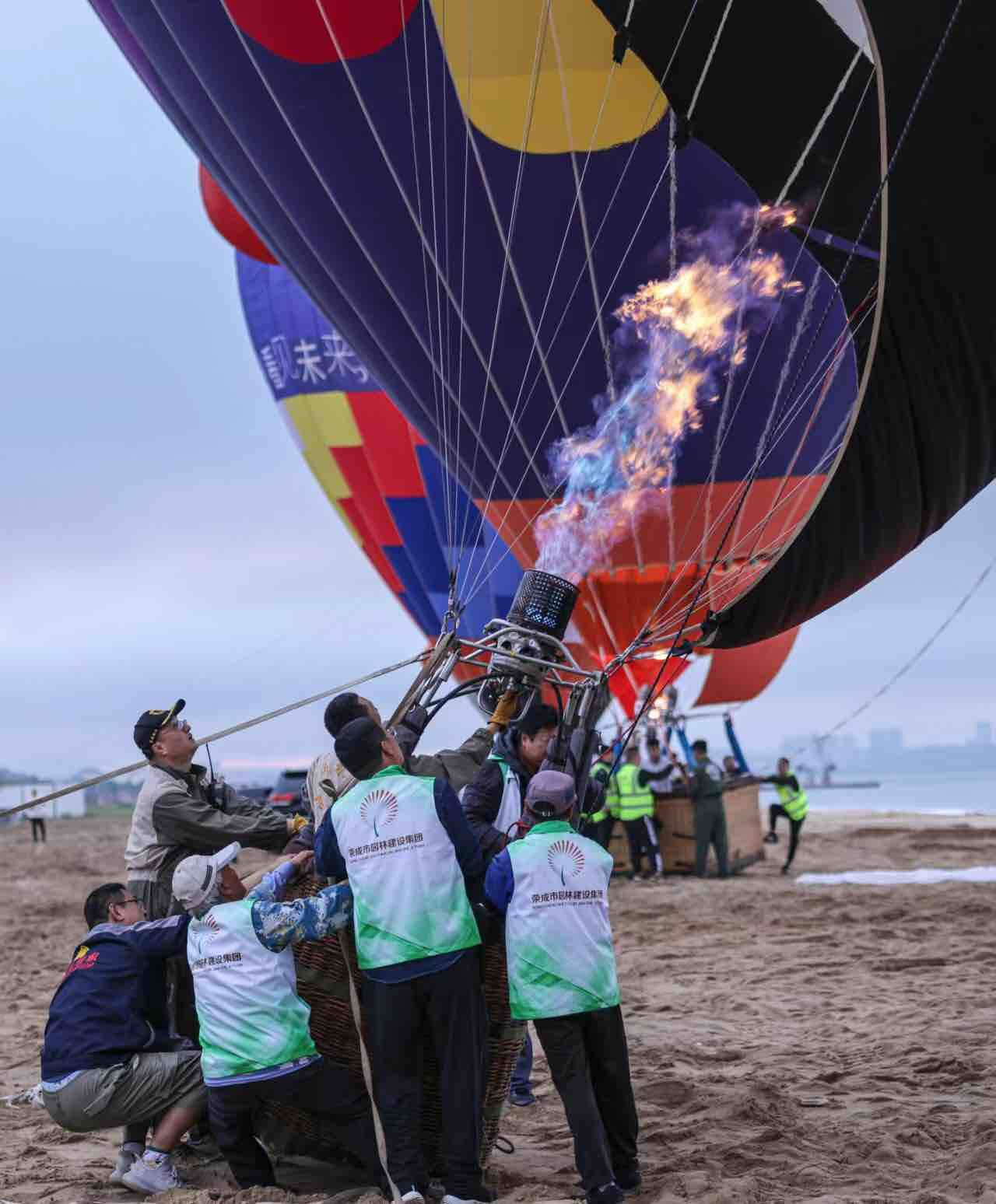 美好假期，志愿相伴！2023荣成滨海热气球文化艺术节200余名志愿者在行动