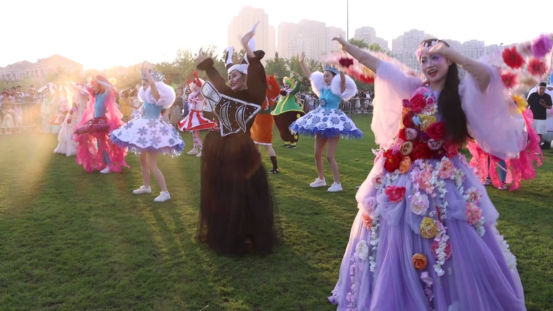 公主、小丑造型百变！2023荣成热气球艺术节端午主题巡游带你走进童话乐园