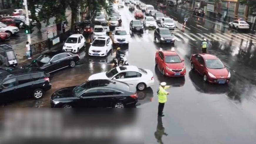 風(fēng)雨中的守護(hù) 鄒平公安雨中執(zhí)勤保路暢民安