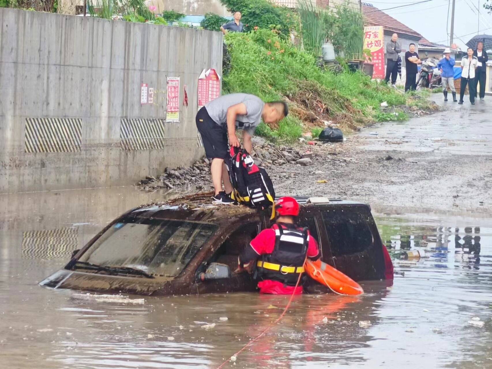 邹平：受降雨影响路段存积水 人车被困积水中