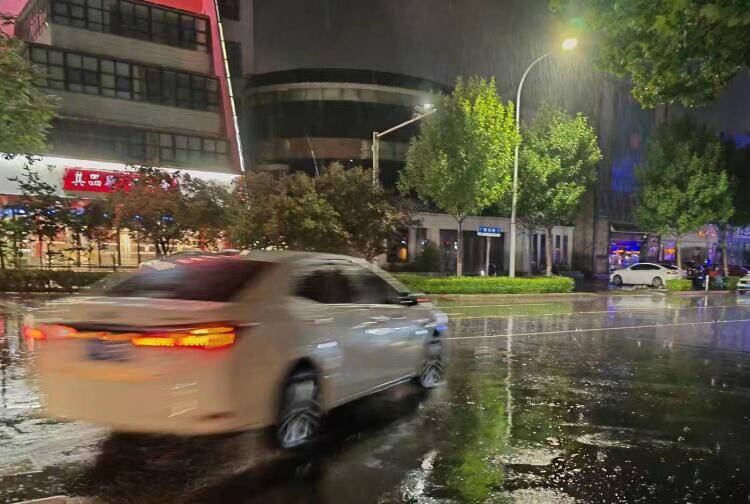 闪电气象吧｜潍坊发布暴雨蓝色预警 部分地区已出现50毫米以上强降水