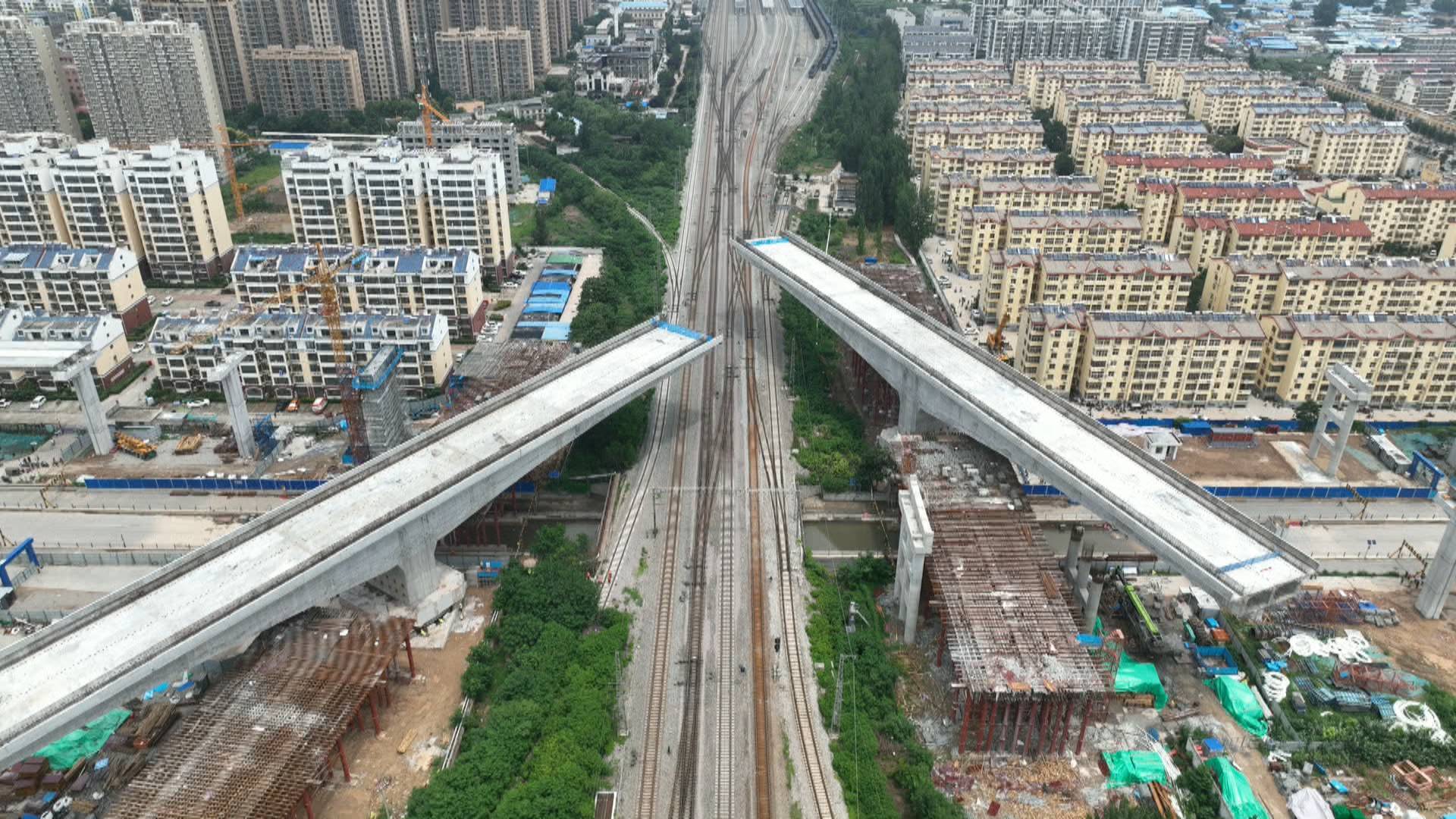 菏泽第一条高架快速路长江路上跨京九、新兖铁路立交桥成功转体