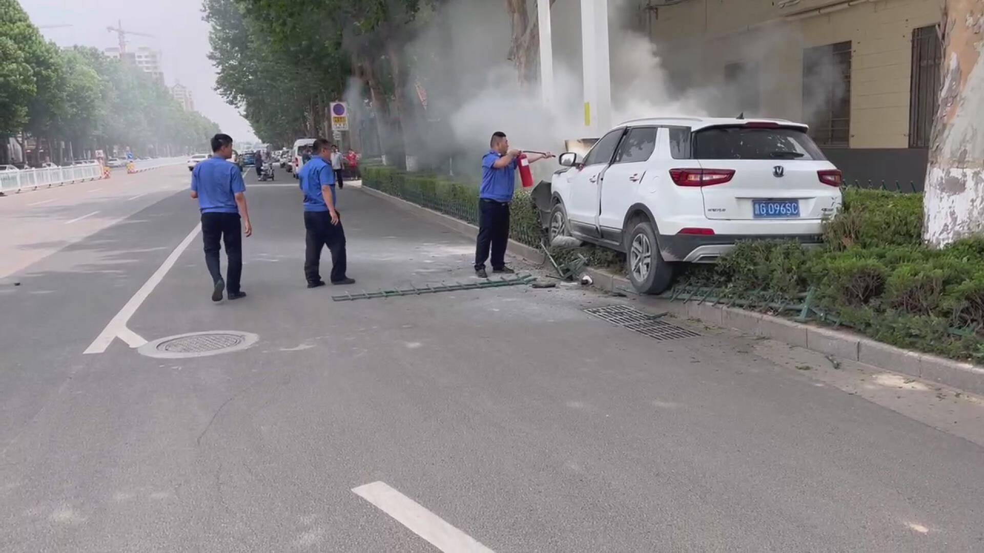 临朐：巡查途中路遇车辆起火 城管队员拎着灭火器冲了上去