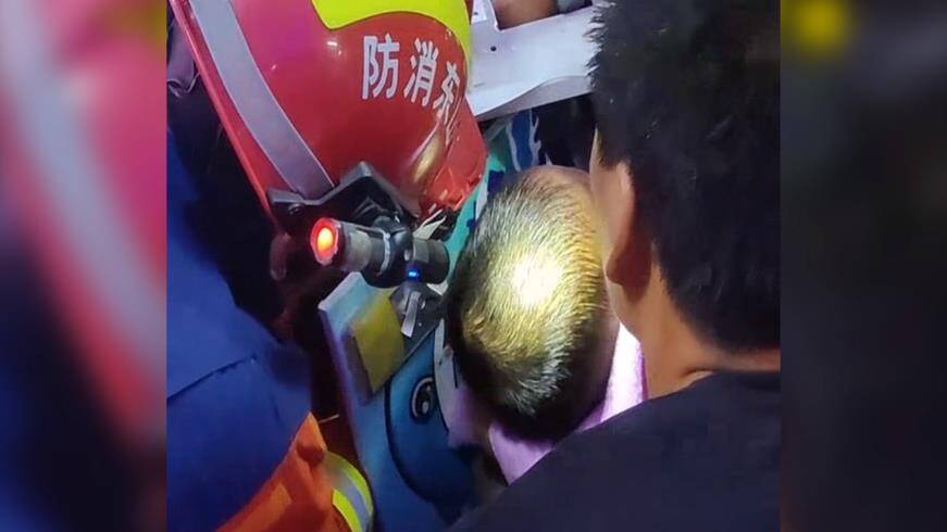 男孩手卡游戏机 滨州消防员紧急“拆机”救援