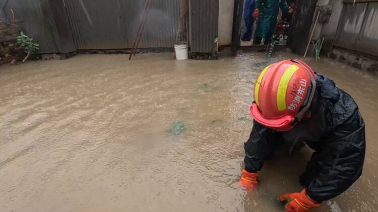 无棣：连续降雨致民房被淹 消防紧急抽水排涝