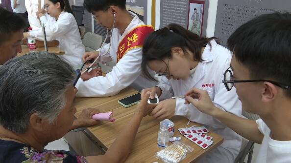 送医上门惠群众！潍坊大学生志愿者暑期“三下乡” 积极践行健康中国战略
