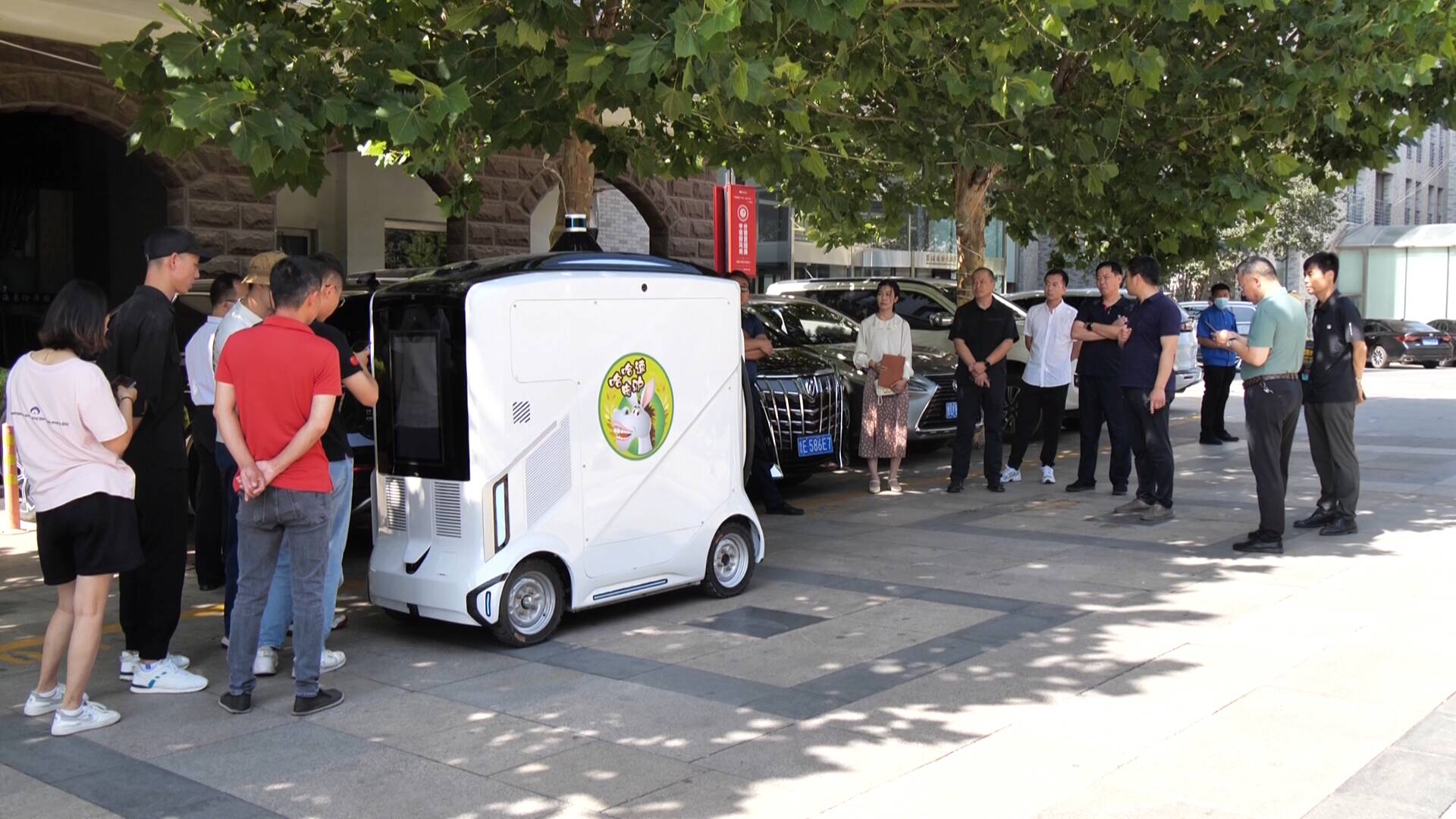 无人驾驶智能充电车在东营路演 电找车超级快充1度电不到1分钟