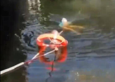 潍坊：女子落水 情况危急 景区保安跳河救人