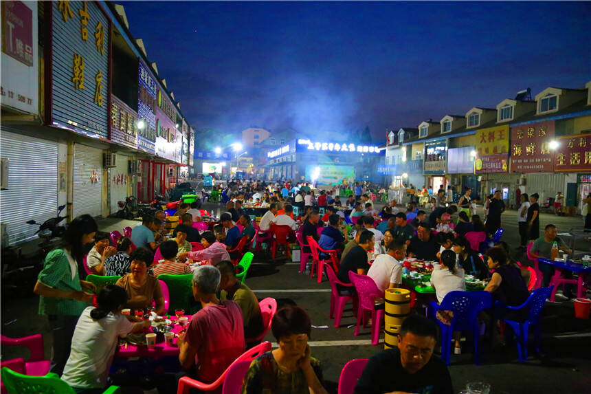 点亮山海小城的夏天！青岛崂山王哥庄百年大集海鲜烧烤夜市开市