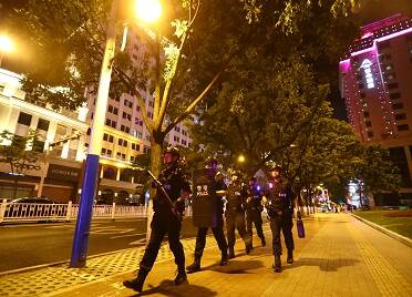 威海市公安局特巡警支队组织开展首次夏夜治安巡查宣防集中统一行动