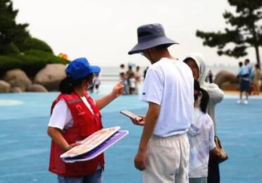 威海经开区：文明旅游志愿同行 绘出暑期美丽风景