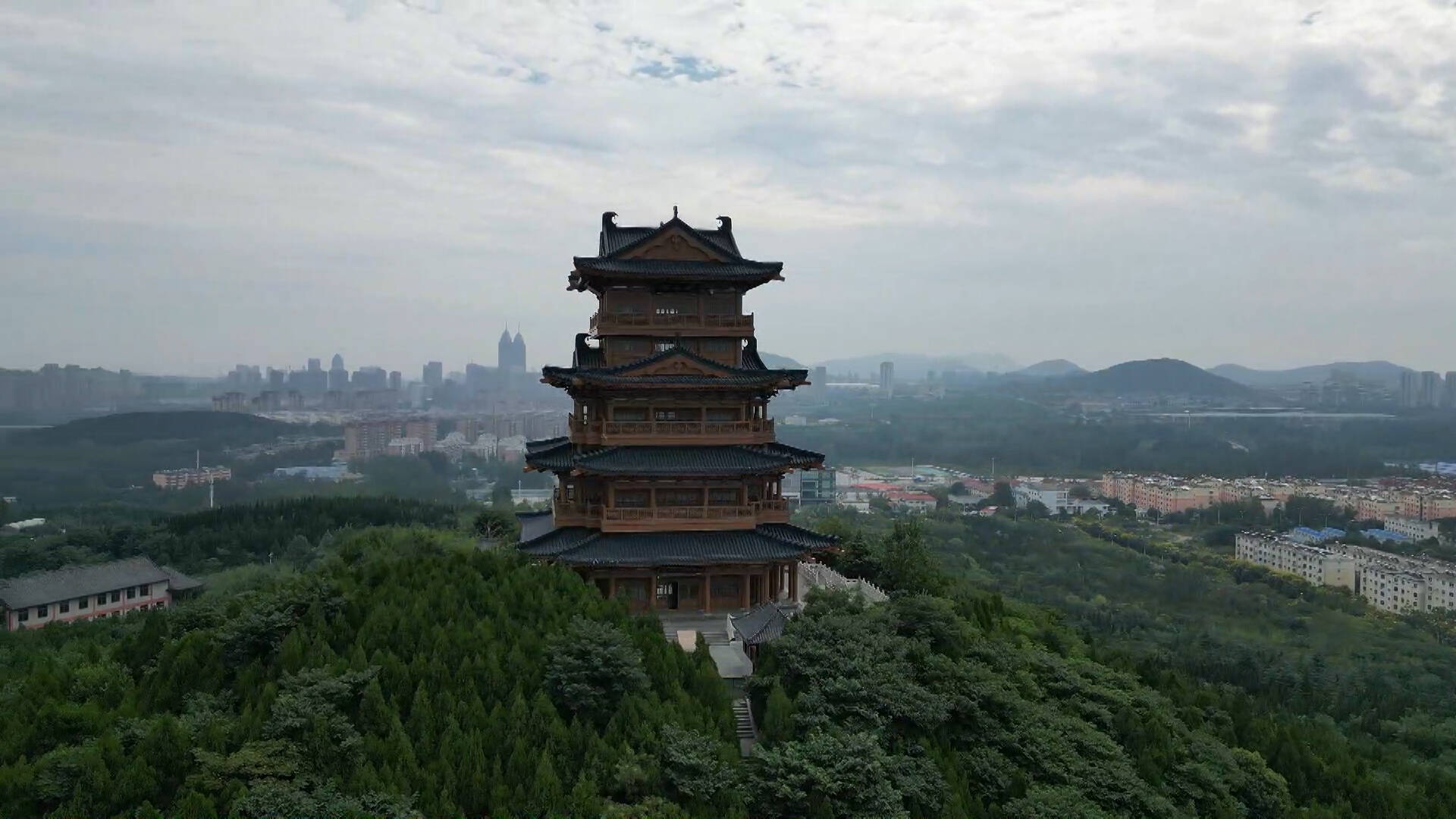 消夏休闲好去处！枣庄临山公园松林葱郁风景美