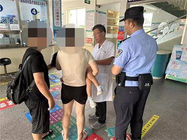 威海：游客突发急症晕倒 民警紧急送医救治