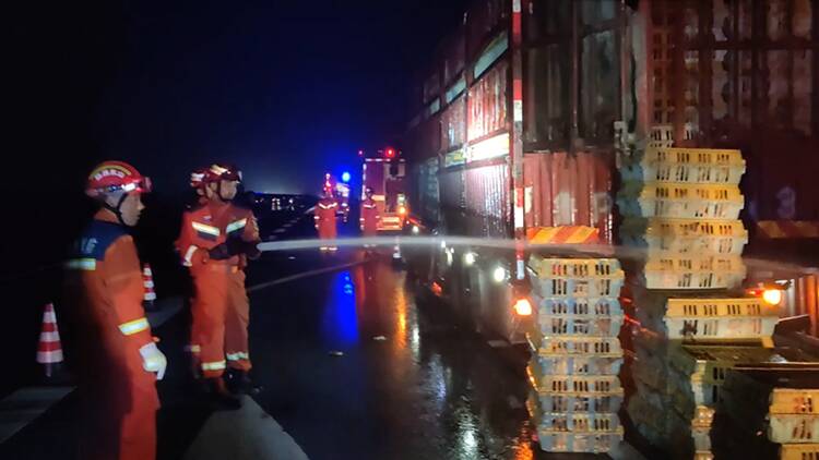 濱州無棣：高溫天氣3000只活雞險變“烤雞”  消防員下了場“及時雨 ”