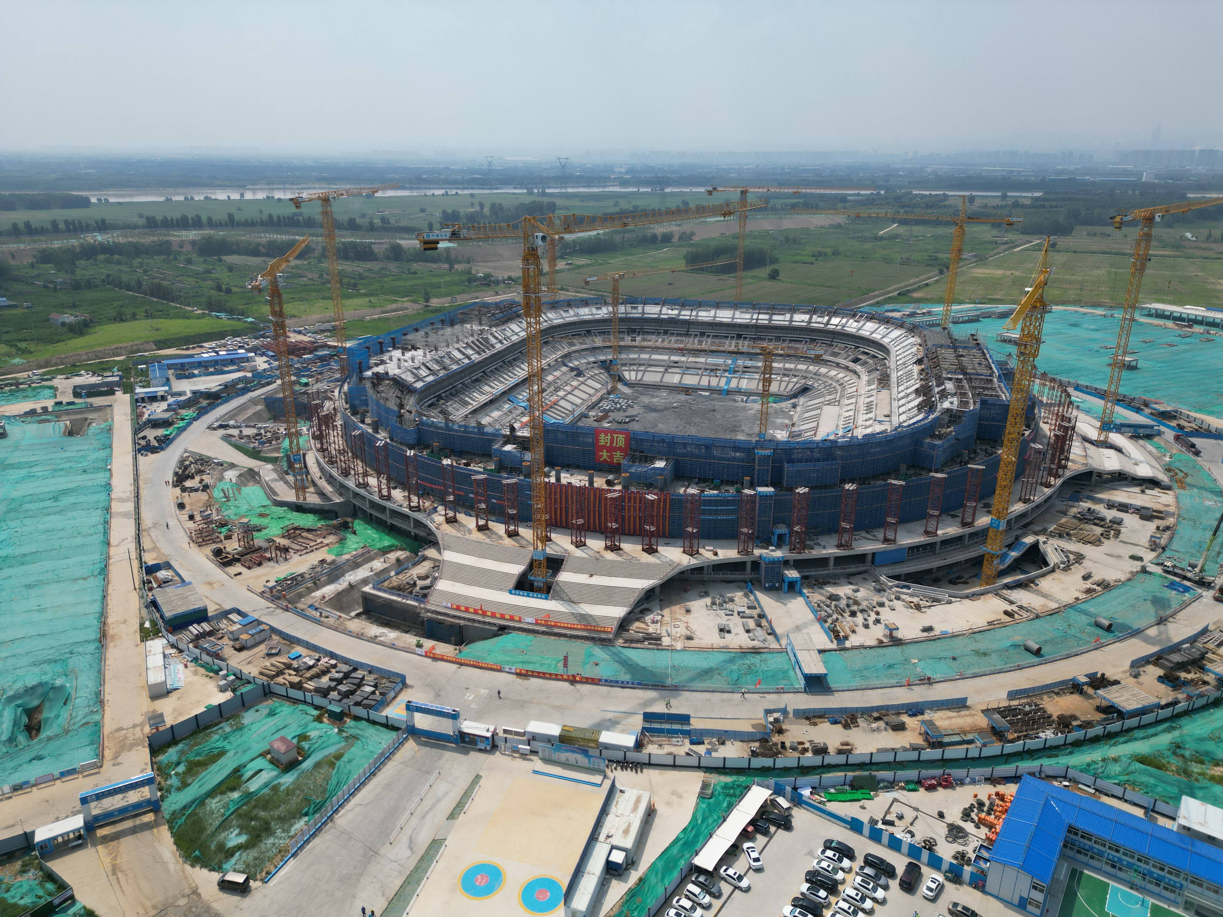 记者航拍带你看丨济南黄河体育中心专业足球场项目封顶
