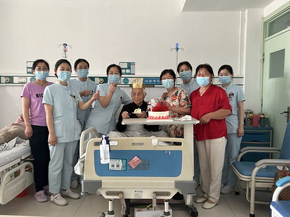 大爱与大德同行丨宁津：医院护士悄悄为百岁老人庆生，病房里上演暖心的“双向奔赴”
