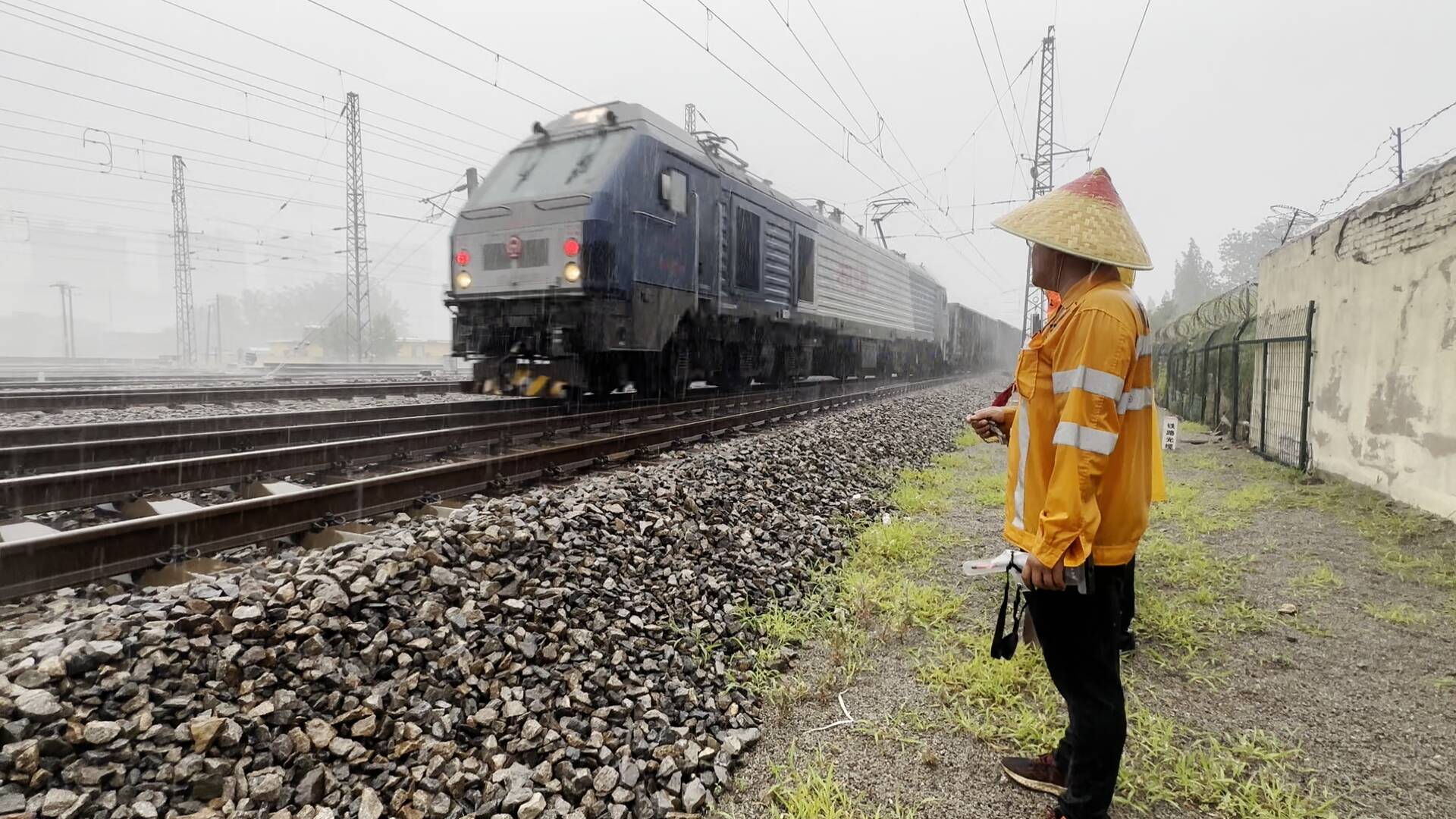 暴雨来袭 临沂1300名铁路工人全力保障运输畅通
