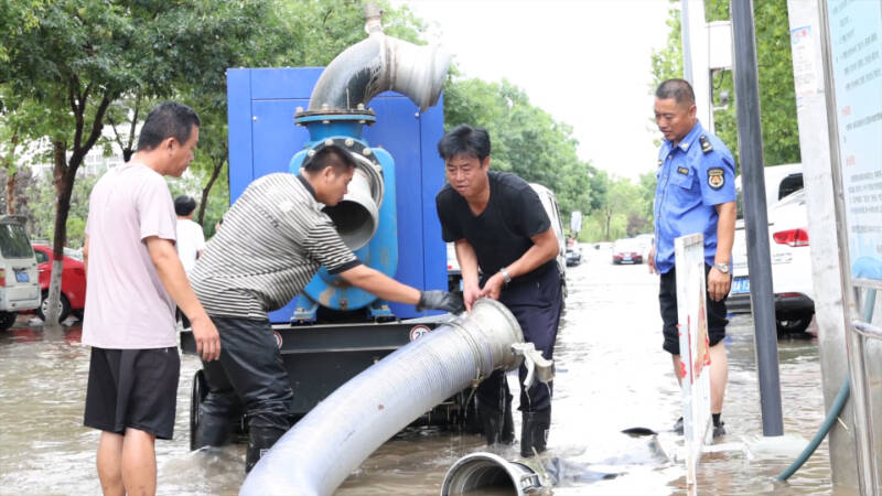 临邑：短时强降雨致道路积水 市政部门加大巡查力度紧急排水