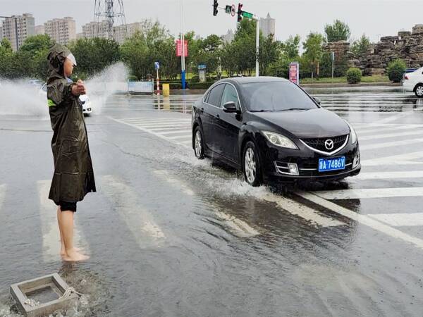 陽信：暴雨掀翻井蓋?交警“光腳”執(zhí)勤保暢通