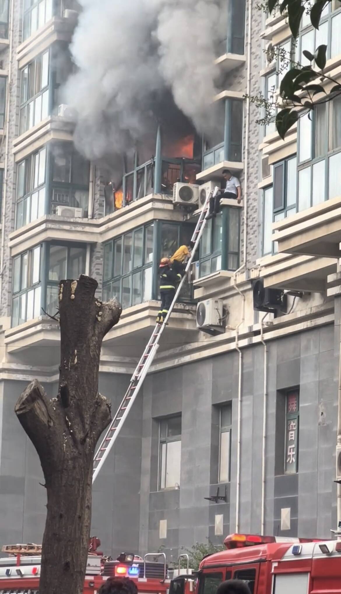 ​济南一电动车上楼引发火灾 过火面积约20平方米无人员伤亡