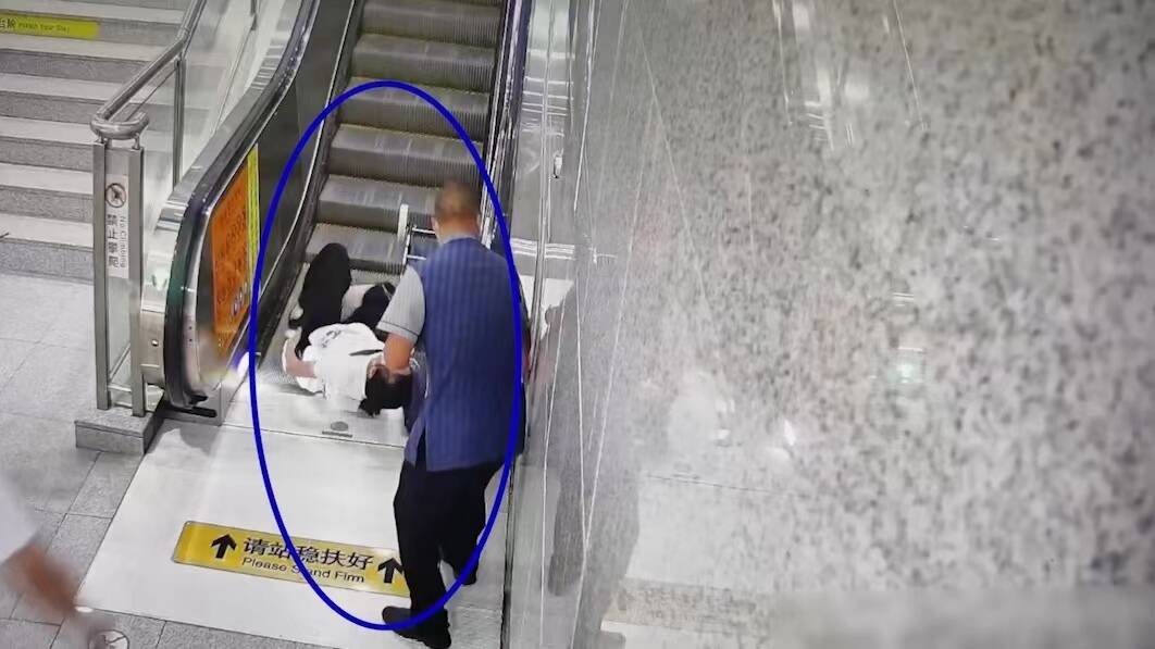 旅客乘扶梯不慎摔伤 民警相助紧急送医