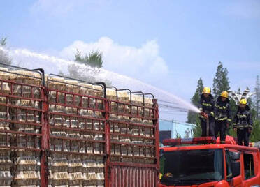 一车活鸡集体中暑，消防员洒水为车主挽损近10万元