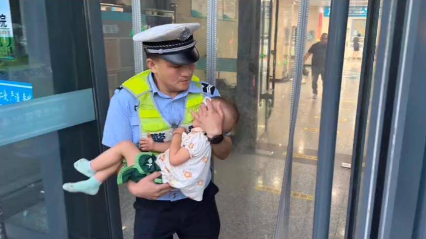 博興交警護送一受傷兒童緊急就醫