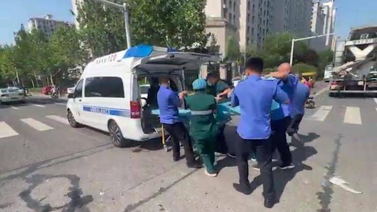滨州：执法队员巡查途中偶遇车祸及时救助伤者
