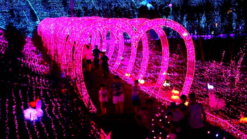 潍坊市潍城区：“光影奇幻夜”点亮“夜经济” 20多个游乐项目掀起夜游热潮
