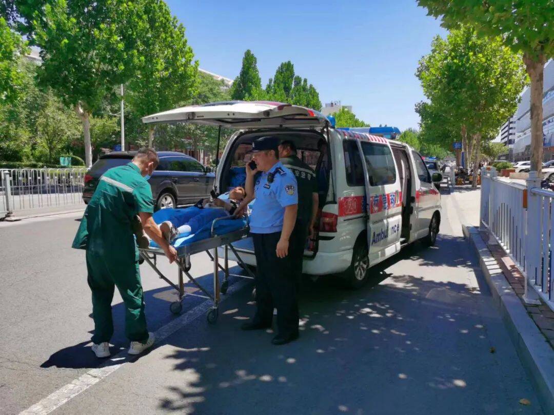 女孩骑车摔倒在地 泰安警方暖心救助