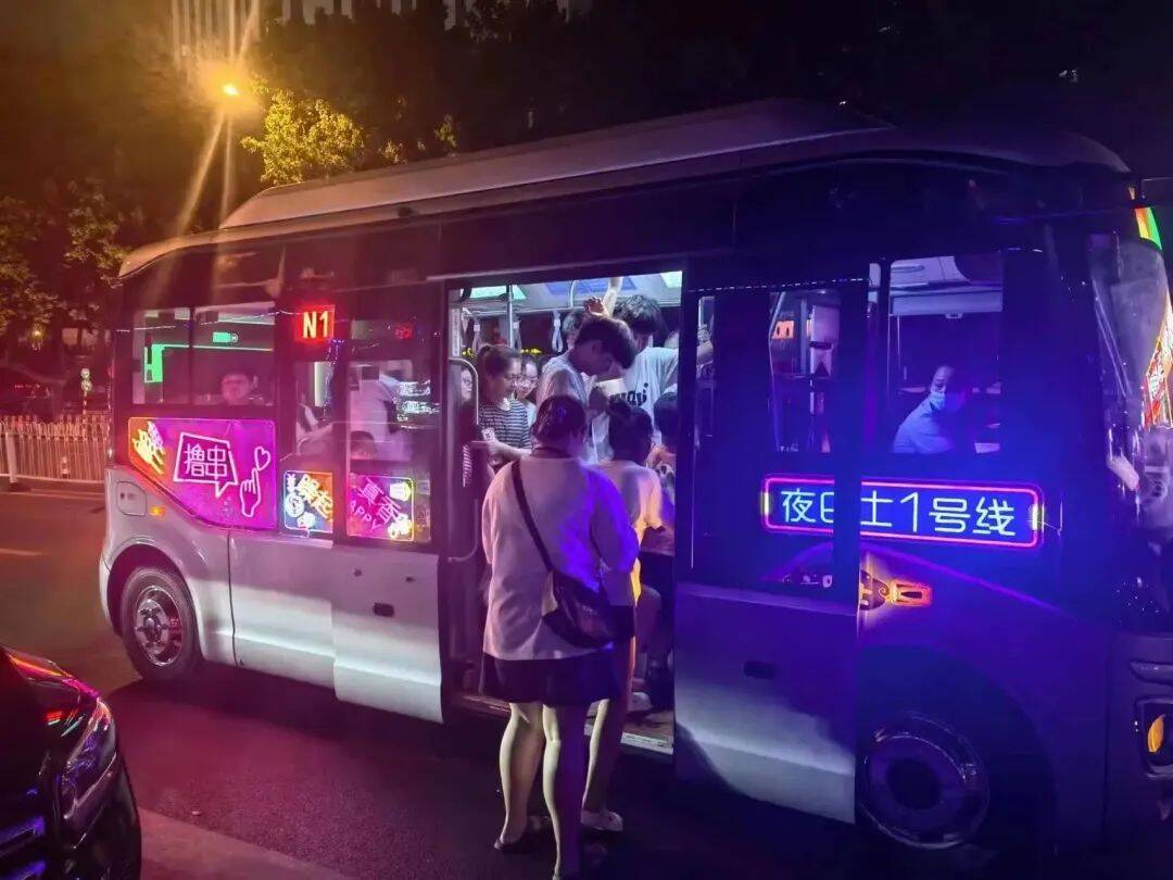 临沂公交夜巴士为市民夜间出行“提速”