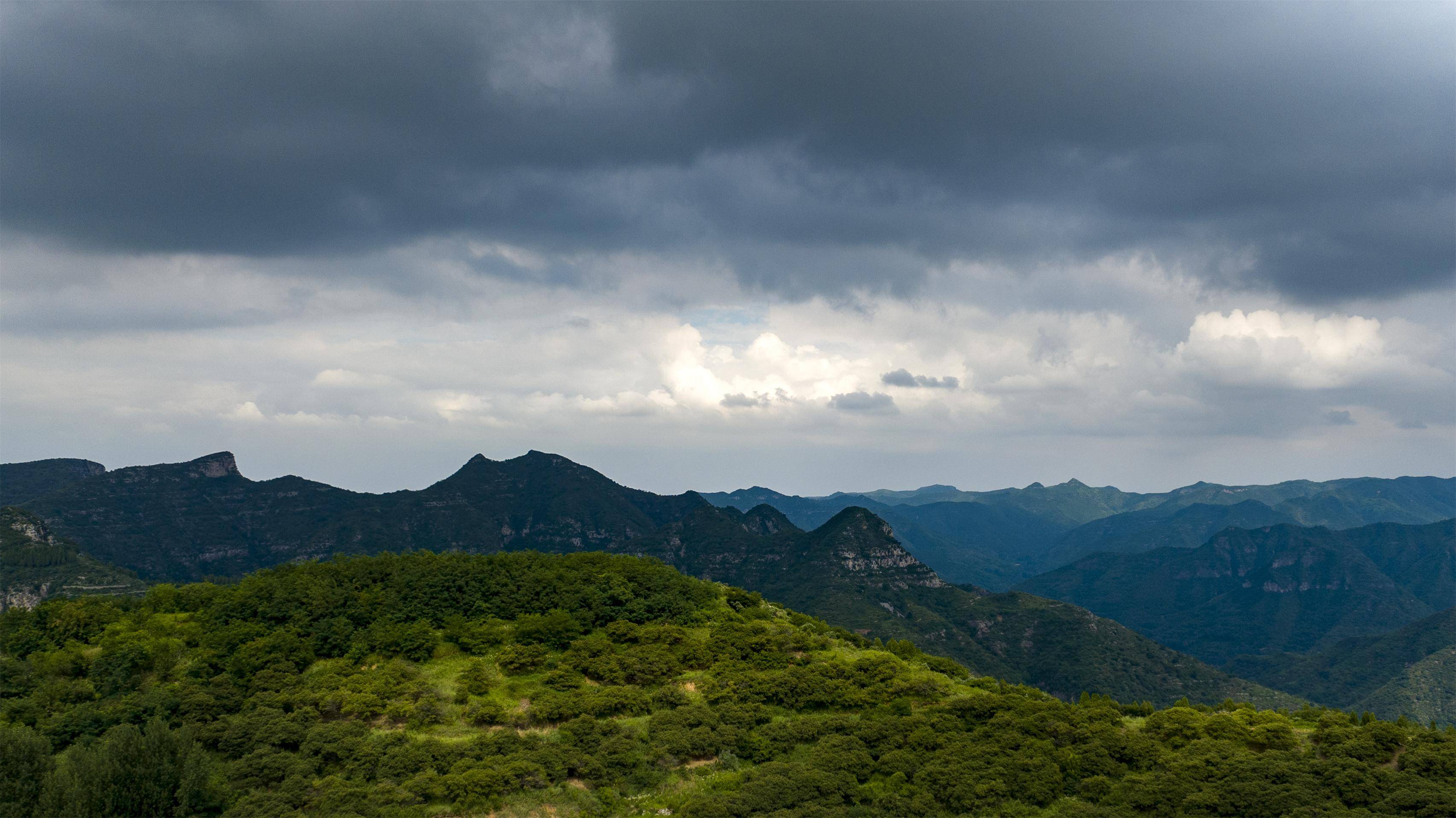 中伏天潭溪山现层积云景观