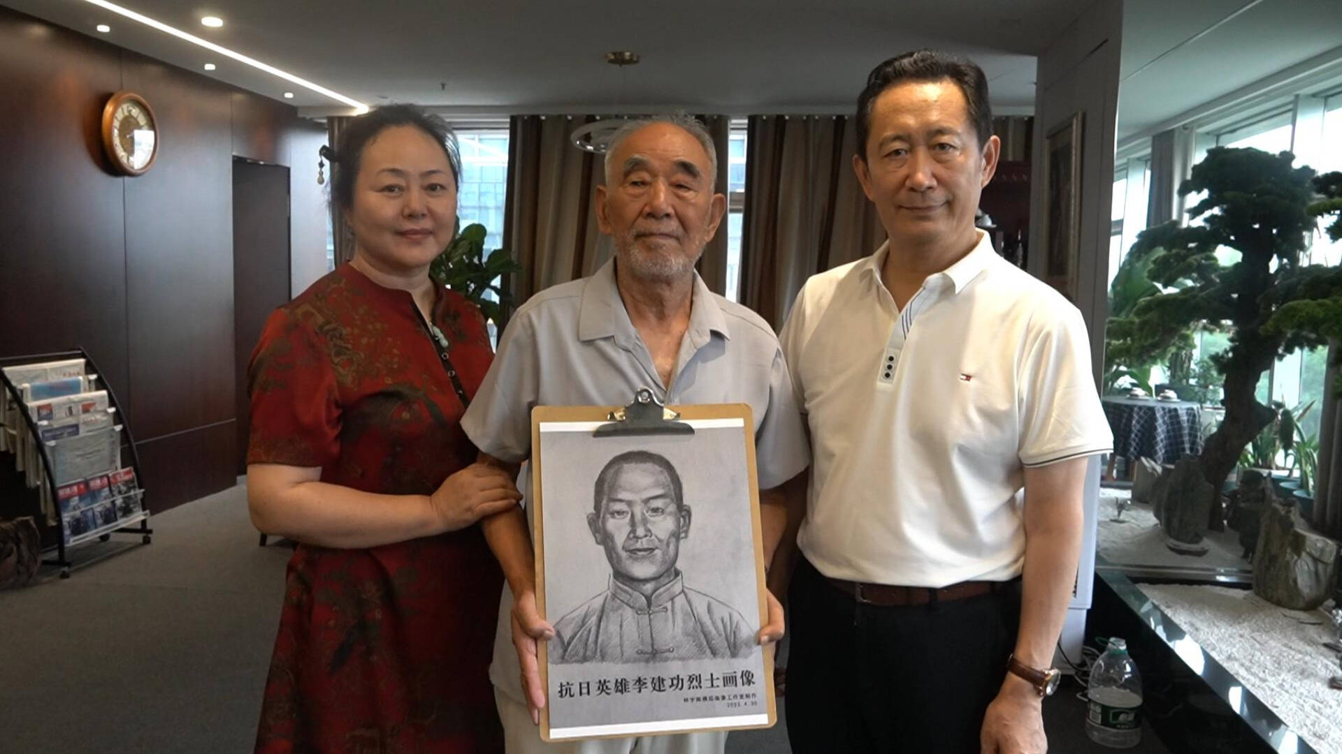 畫像專家林宇輝為抗日烈士畫像 87歲兒子淚目敬禮：“已經78年沒有見過父親的樣子了”