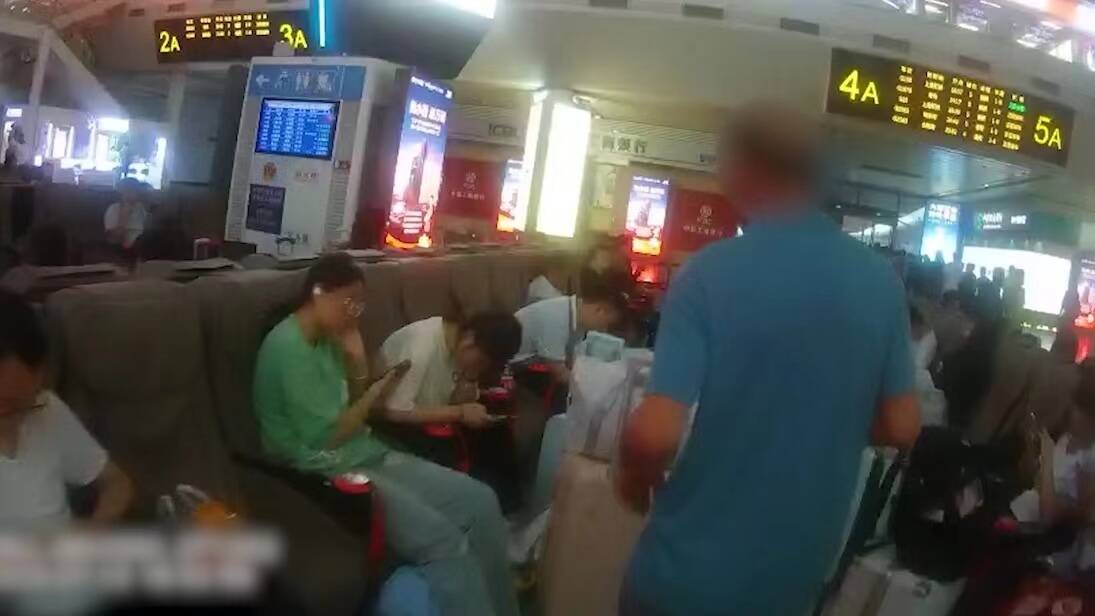 济南西站一旅客遗落背包 民警发现竟是闹“乌龙”