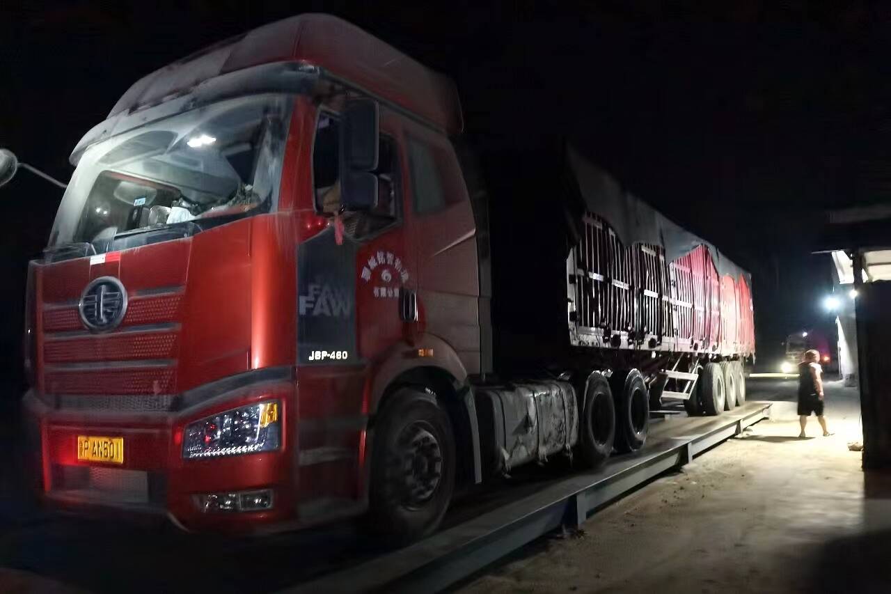 宁阳交警连夜查获12辆超载货车 其中8辆超百吨