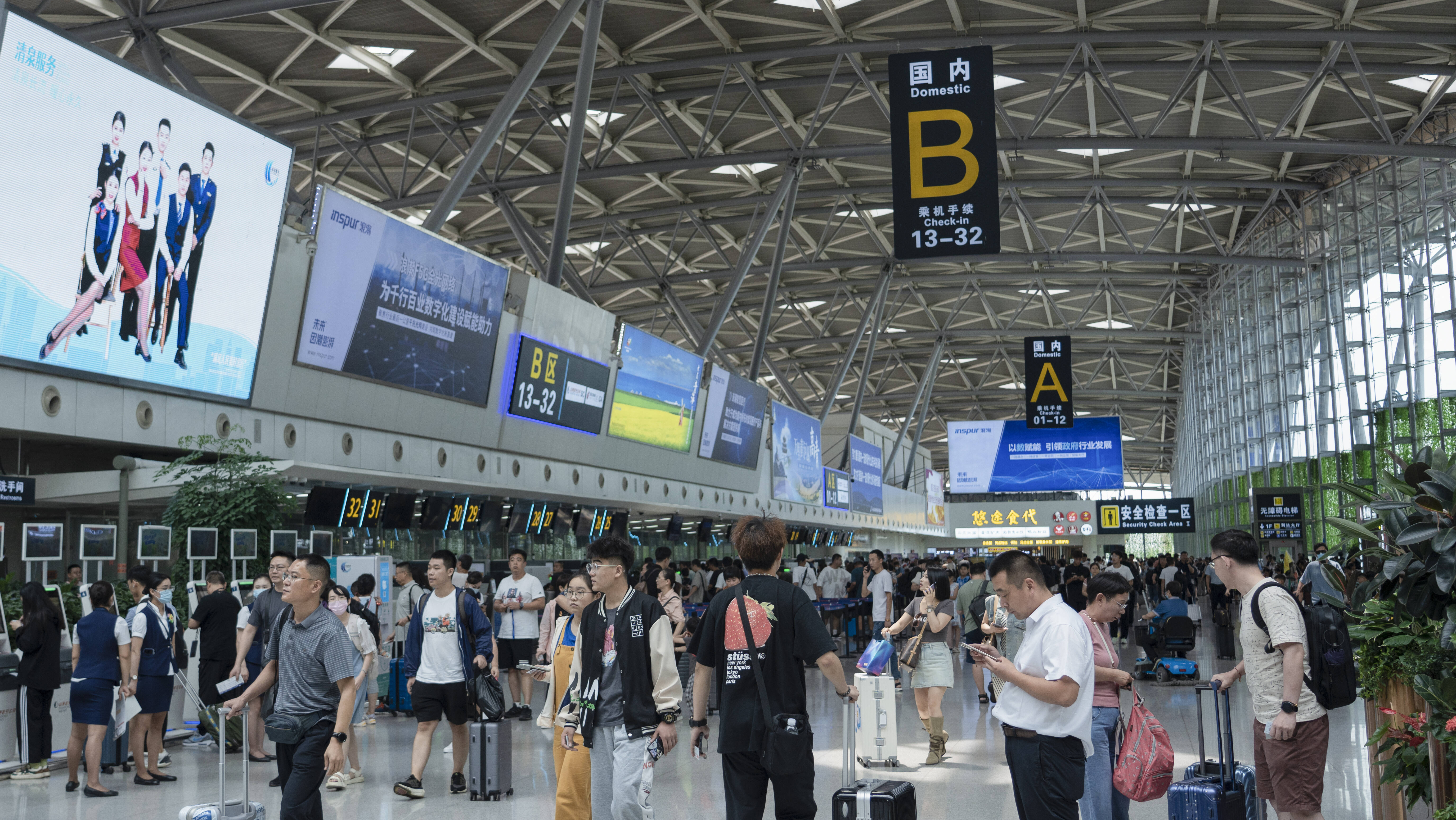 济南机场暑运客流持续攀升清泉服务确保畅行无忧