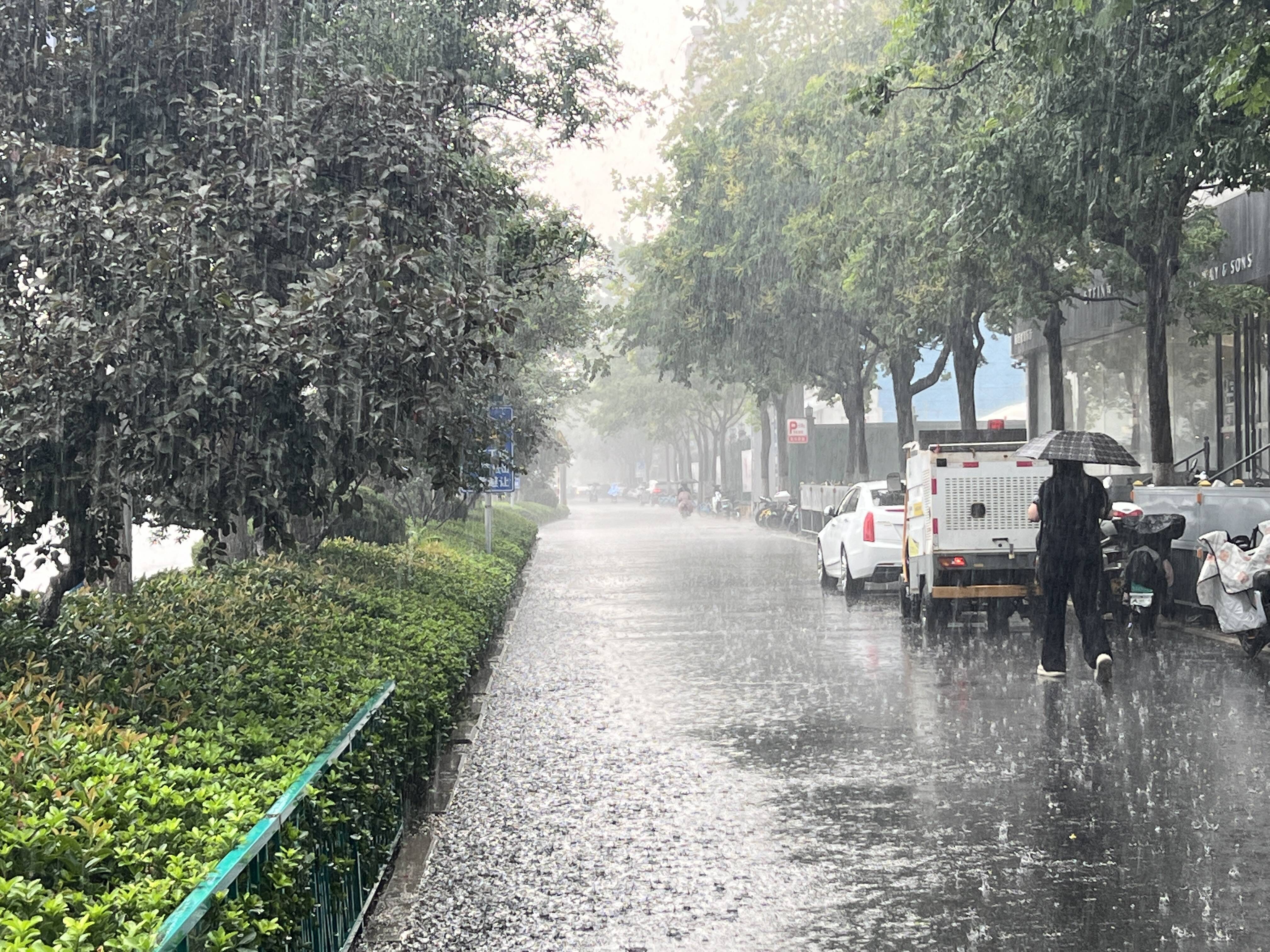 济南突降急雨！济南市气象台：热力、地形等作用形成的局地降雨