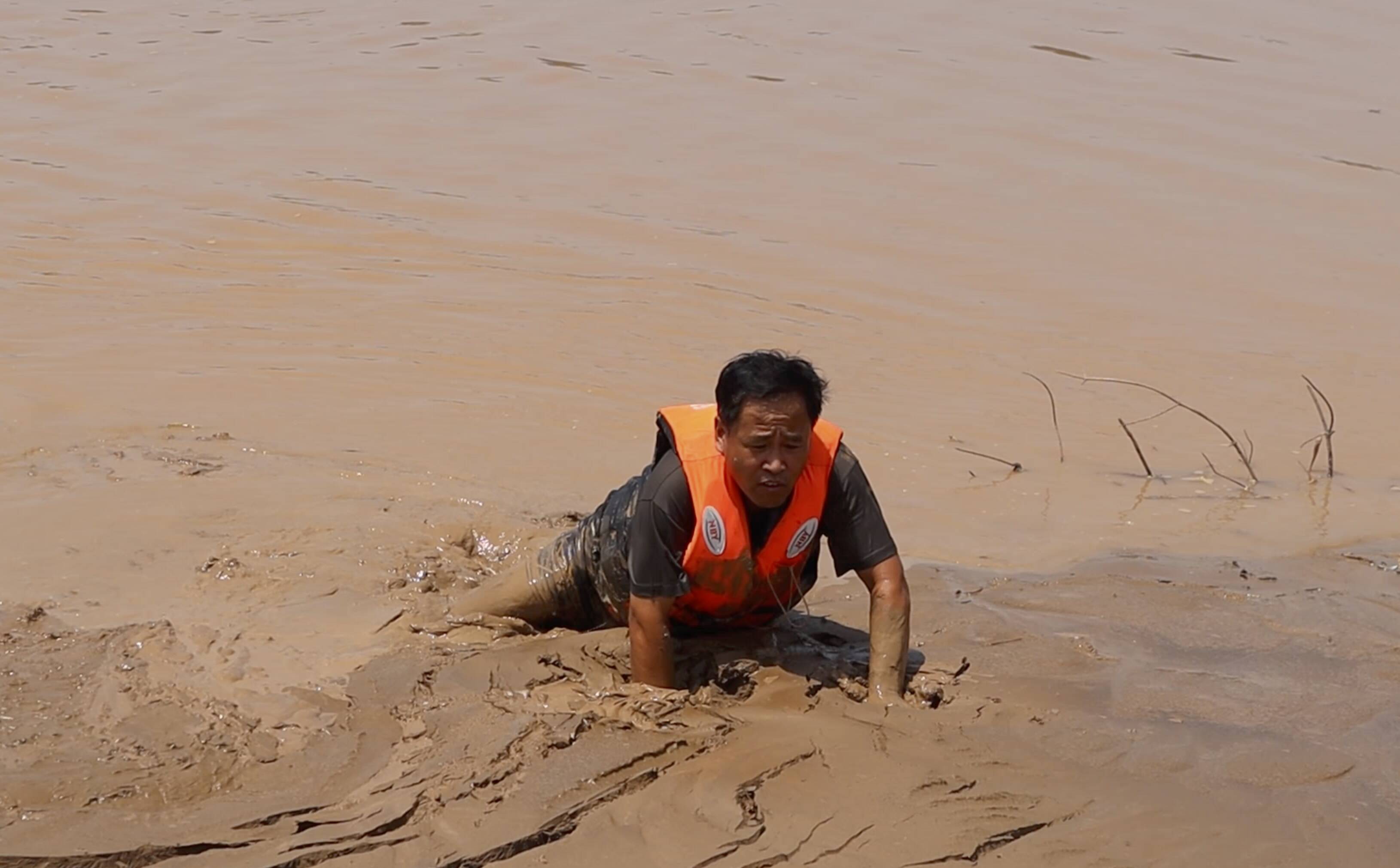 暗藏陡滩泥潭“吃人”  阻泳志愿者演示黄河岸边戏水危险