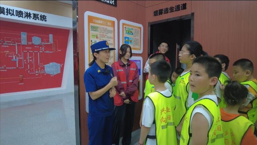 鄒平：萌娃“探秘”消防隊 暢享暑期“消防之旅”
