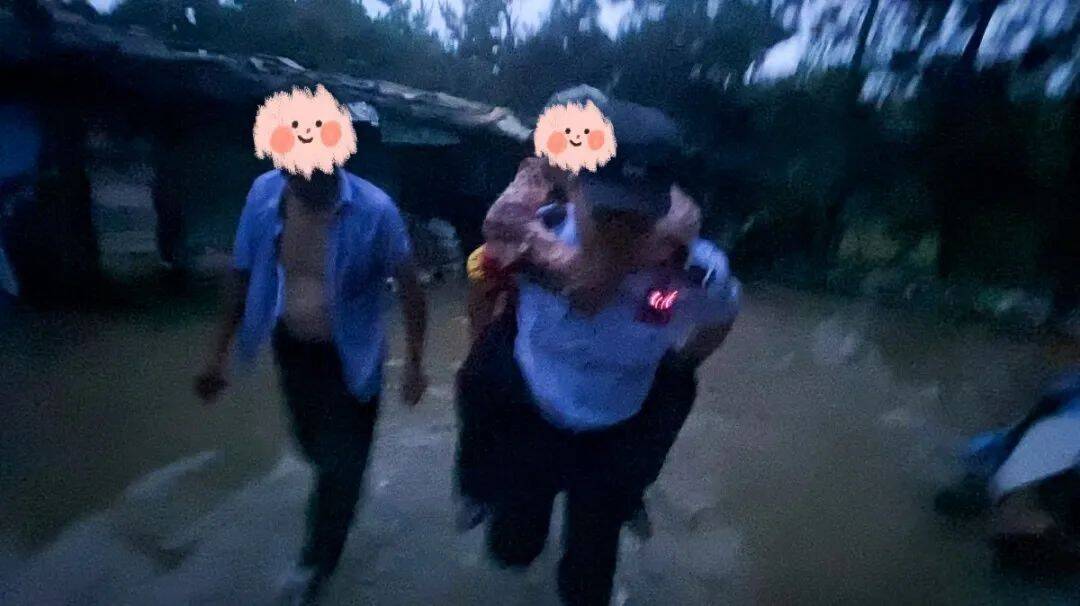 暴雨来袭居民家中进水 泰安民警背出被困老人