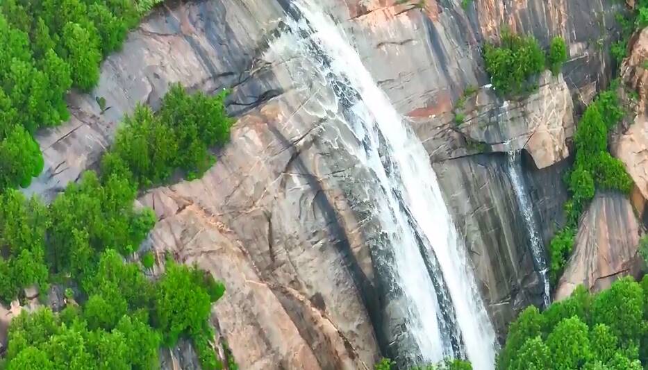 雨后泰山：飞瀑流泉  灵动壮观